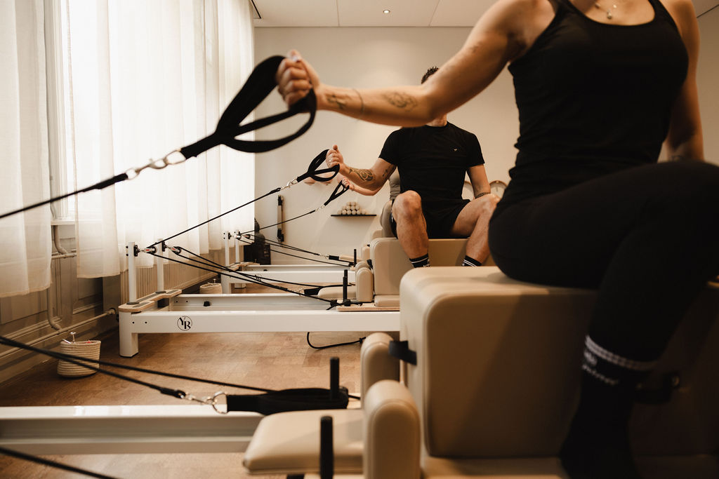 Groepsles Reformer Pilates met de lussen in de Reformer Studio