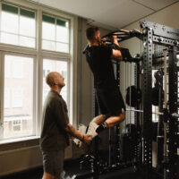 Personal training aan het krachtrek in het BodyMind Lab