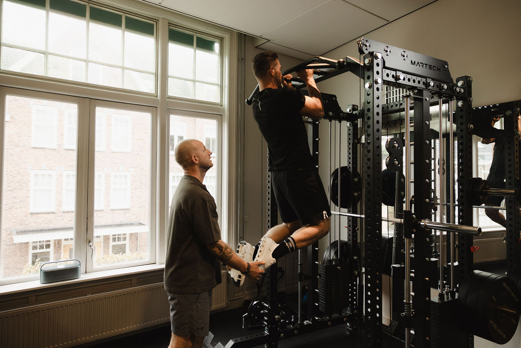 Personal training aan het krachtrek in het BodyMind Lab