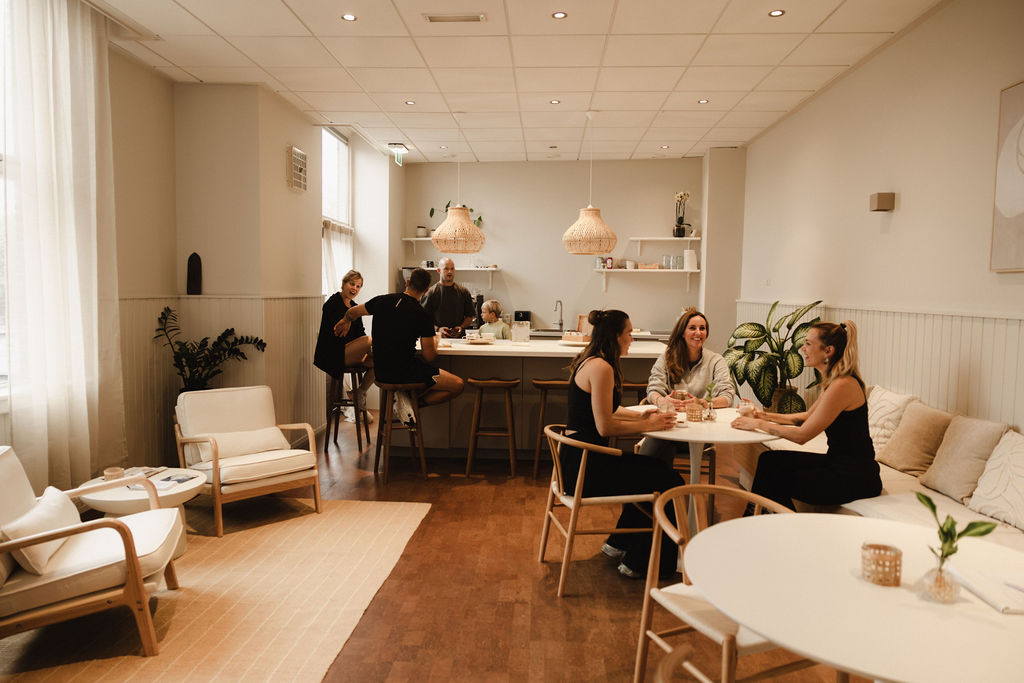 Leden in gesprek aan tafel in de Members Lounge