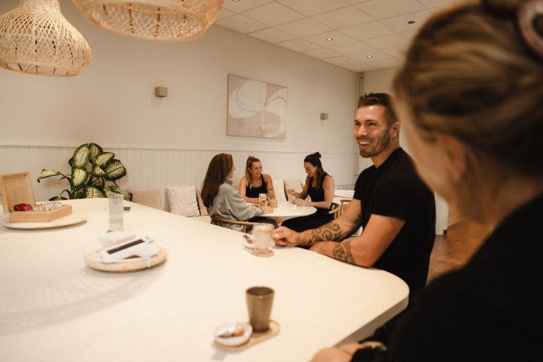Leden in gesprek aan tafel in de Members Lounge