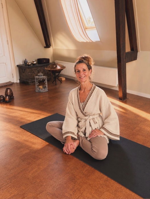 Jana van Duijn, founder van The Centre of Body & Mind, op de mat in De Shala