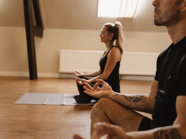Twee deelnemers in meditatie in De Shala