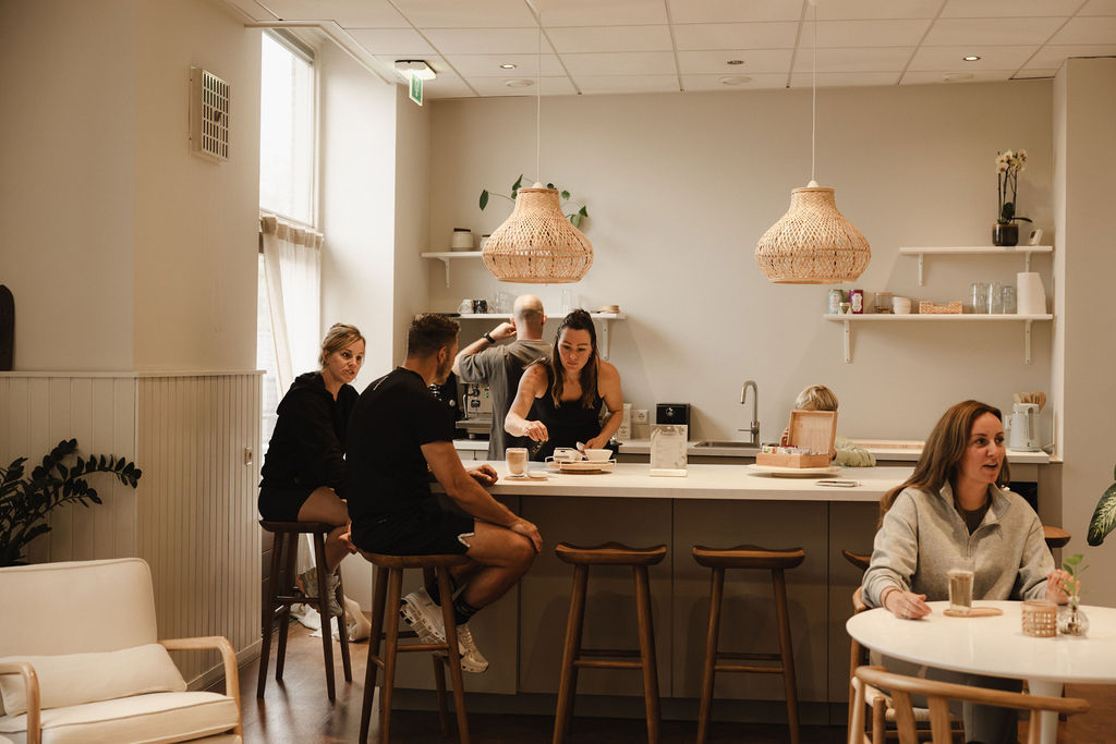 Groep aan tafel in de Members Lounge