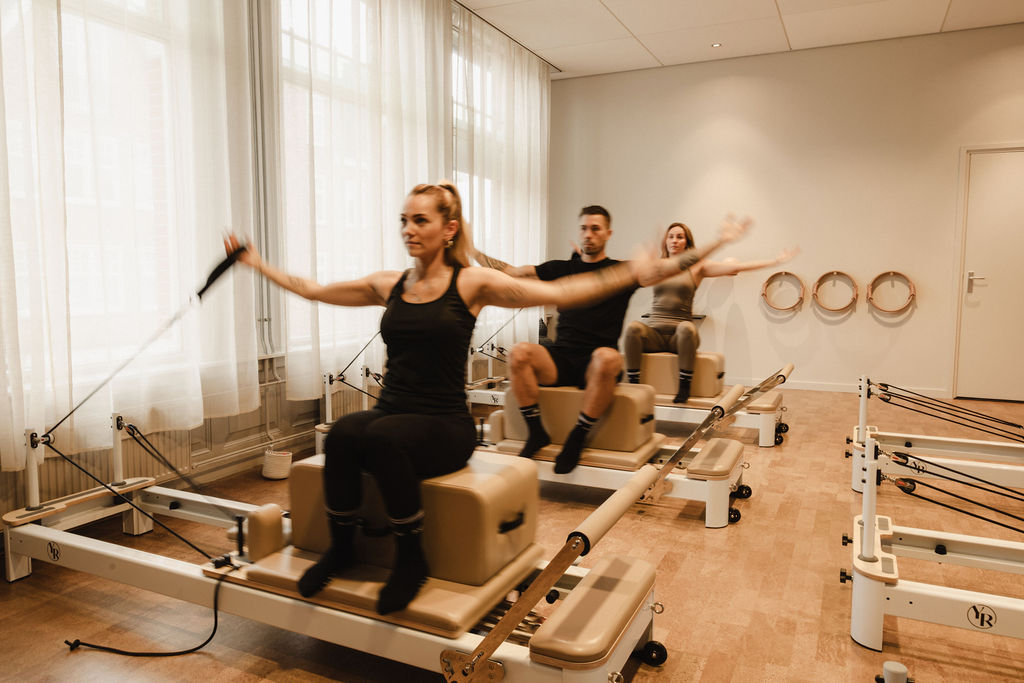 Team op de reformers tijdens een BodyMind Business Experience